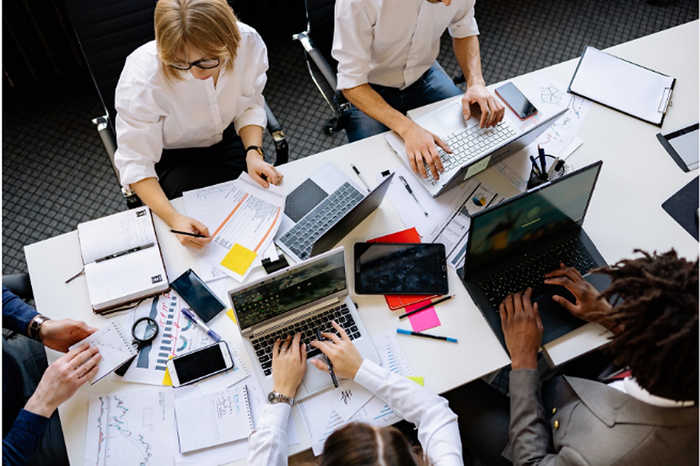 Advisor team collaborating around a meeting table